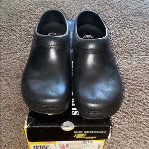 Women’s’ Skechers Slip Resistant Black, Size 9M